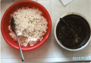 ポテトグリーン：サツマイモの葉をやしの油で味付け、ご飯にかけて食べる