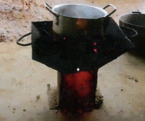 鍋を火にかけ、スープを煮込んでいる