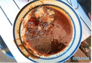 パームバター：やしの油を煮詰め、魚や肉を加え、ご飯にかけて食べる