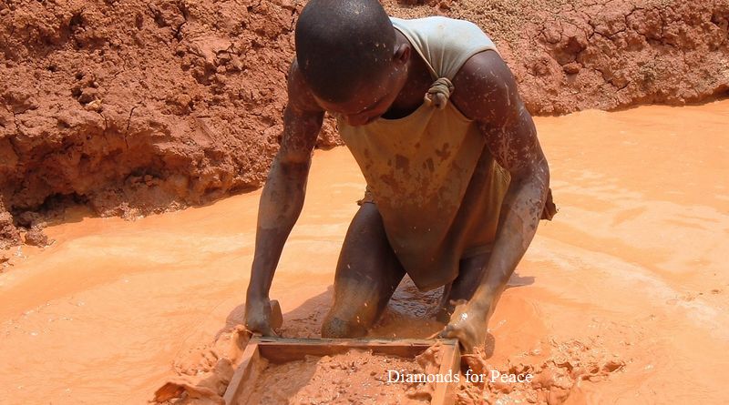 アンゴラの手掘りダイヤモンド採掘労働者